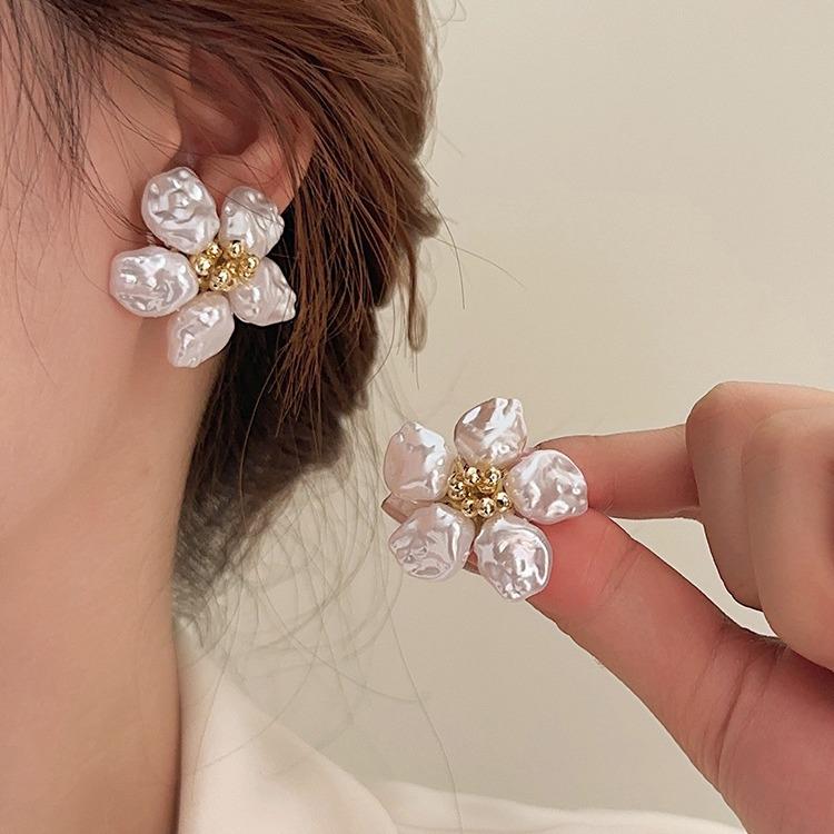 2024 New Korea Jewelry Exaggerated White Acrylic Zircon Flower Earrings Elegant Women Design Fashion Wedding Party Accessories