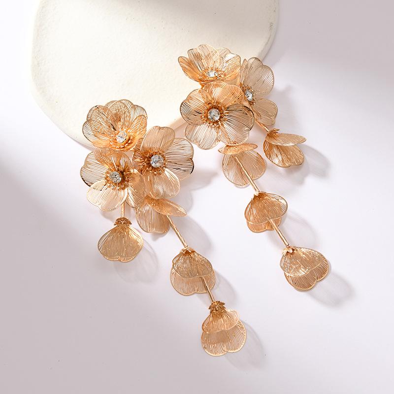

Retro gold fringed flower stud earrings niche personality exaggerated earrings long bridal earrings золотий