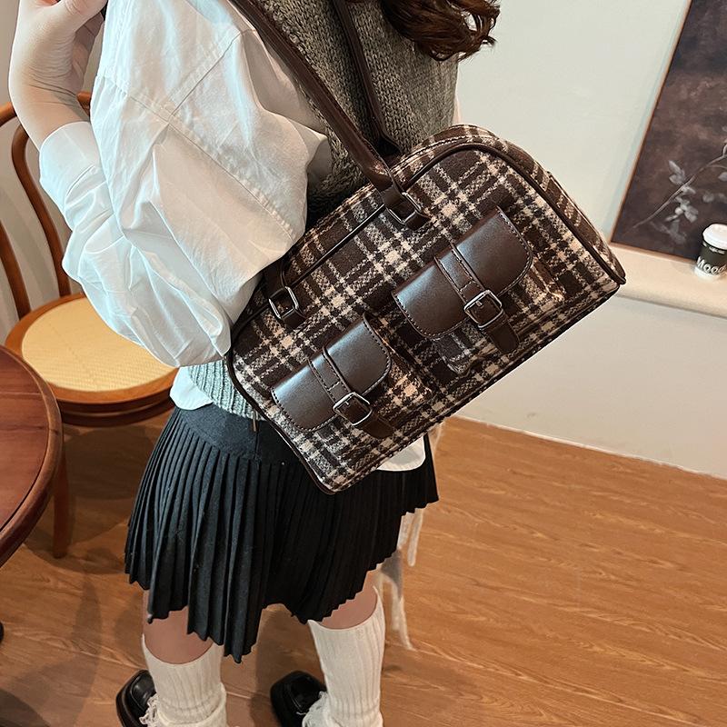 

2025 winter new high-end niche design handbag woolen material shoulder bag trendy personalized simple women s bag 29*9*17