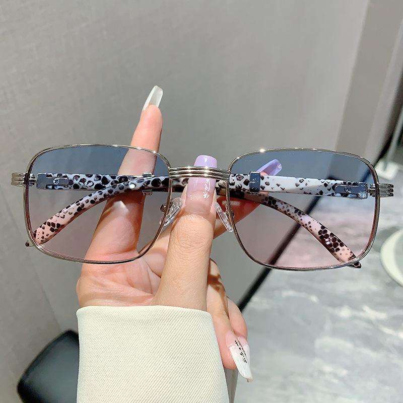 

Non-polarized Gradient Tea Trendy Women Sunglasses Retro Shades for Decor Driving Sun Glasses рожевий