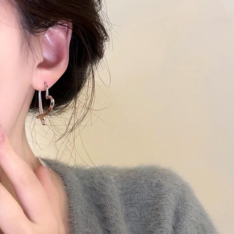 Design Sense Retro Metal Heart Earrings: Women's Summer French Style with a Hong Kong Twist - Light Luxury Ear Pins.