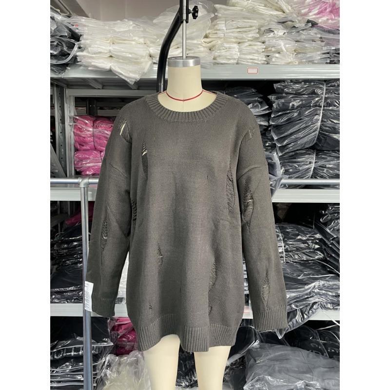 Dámský roztrhaný svetr s kulatým výstřihem