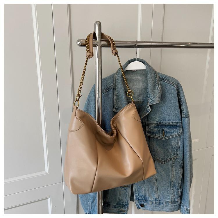

Large-capacity commuter tote women s bag, simple and versatile PU shoulder bag, high-end retro underarm bag, autumn and winter women s bag. хакі