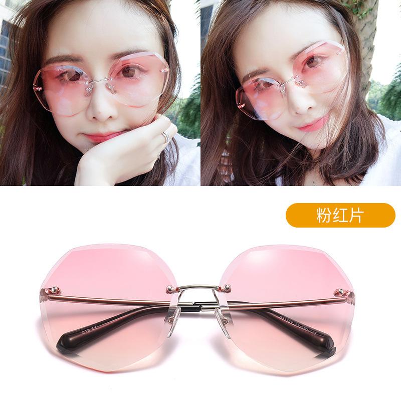 

Солнцезащитные очки без оправы, модные женские персонализированные солнцезащитные очки, модные солнцезащитные очки с большой оправой, те же самые солнцезащитные очки.