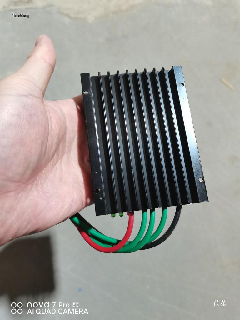 Adaptive Wind Turbine Controller 12V/24V, 300W/600W with Automatic Switching