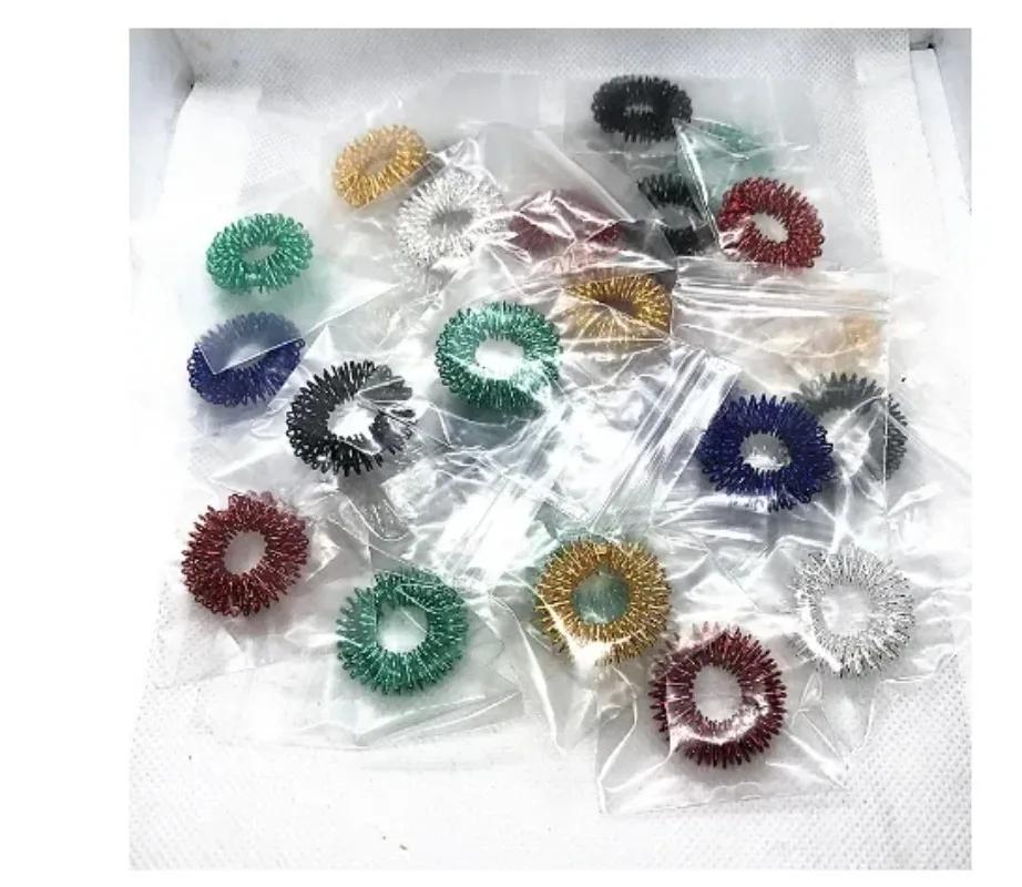 100 pezzi/lotto mini gadget massaggiatore per dita a molla relax Diametro 27 mm Anelli Massaggiatori Agopuntura Massaggiatore per Dita 6 colori a scelta