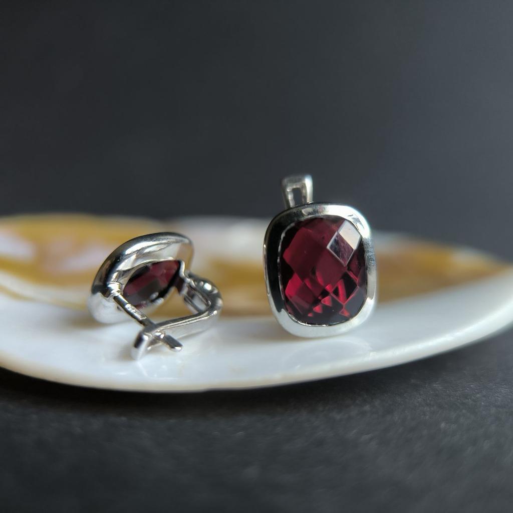 Серебряные серьги с искусственным гранатом nano (60002301)