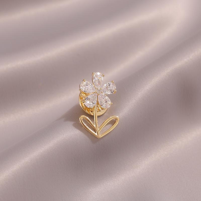 Elegant Cartoon Brooch: Women's High-End Cute Corsage Pin