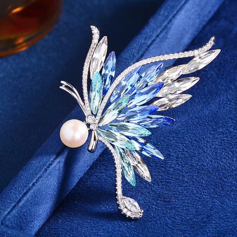 New fashion bright crystal gradual change butterfly brooch temperament elegant butterfly corsage versatile animal accessories