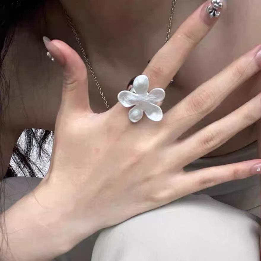 

ins кольцо с раскрывающимся цветком простое модное универсальное кольцо на указательный палец нишевый темперамент высококачественные ювелирные изделия