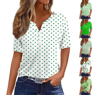 Dámské ležérní sv. Tričko s potiskem ke Dni svatého Patrika s výstřihem do V, krátkým rukávem a ozdobnými knoflíčky