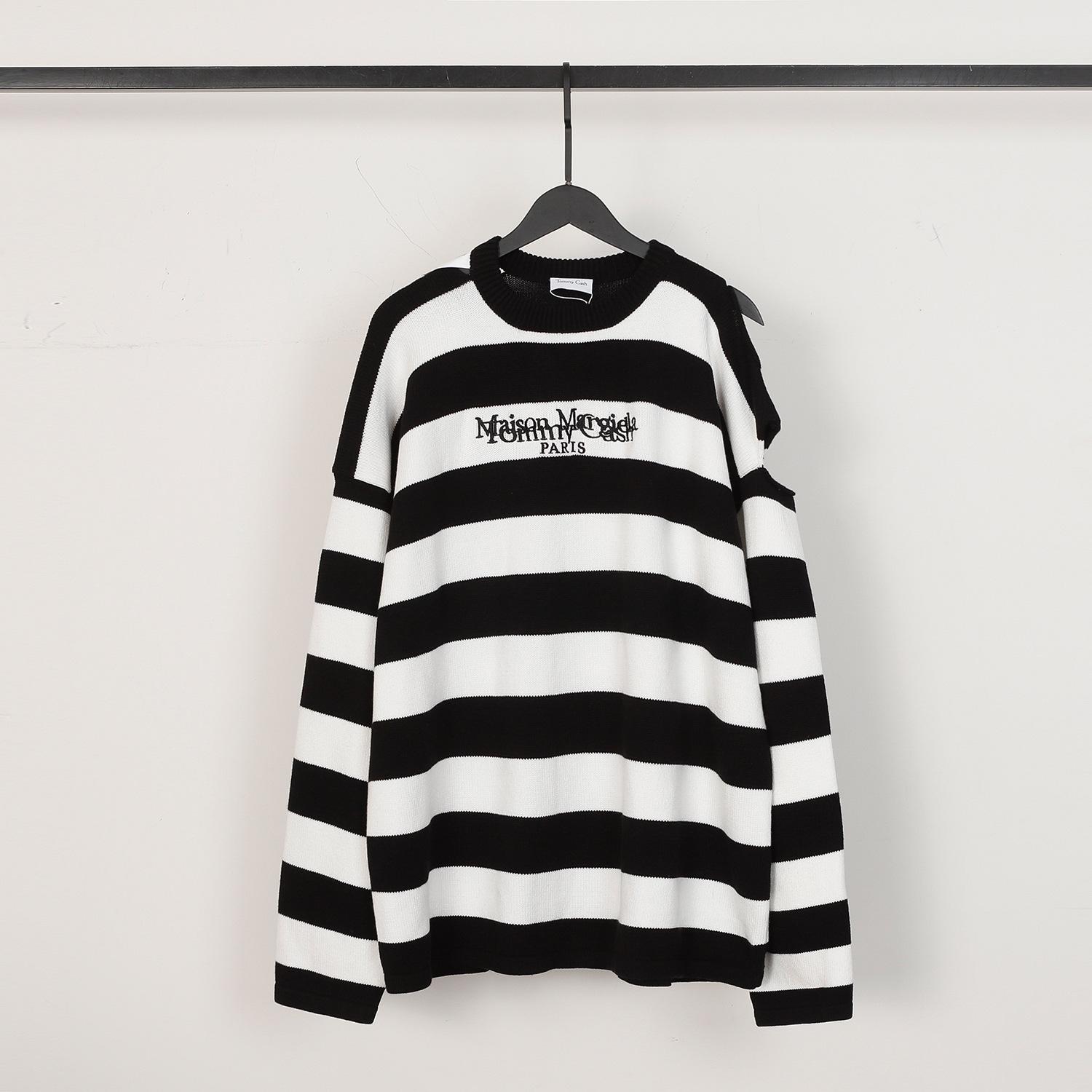 

Унисекс Худи Maison Margiela MM6 с вышивкой букв Runs Small чёрный/белый
