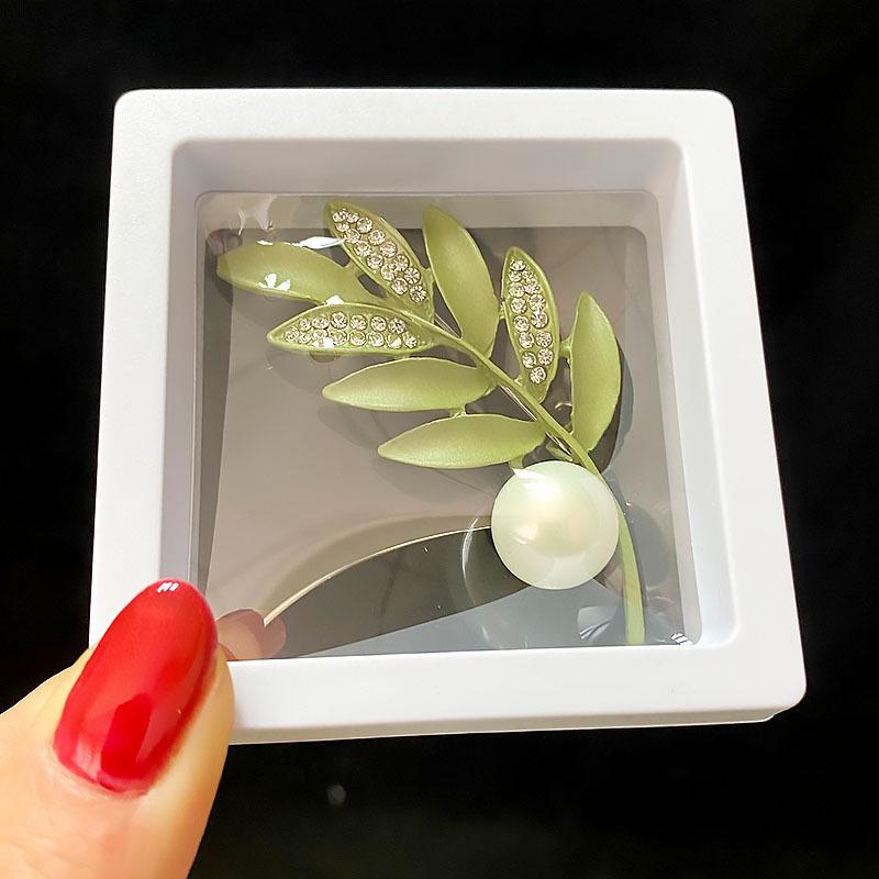 Exquisite Pearl Scarf Buckle: Rhinestone Butterfly Brooch & Bow