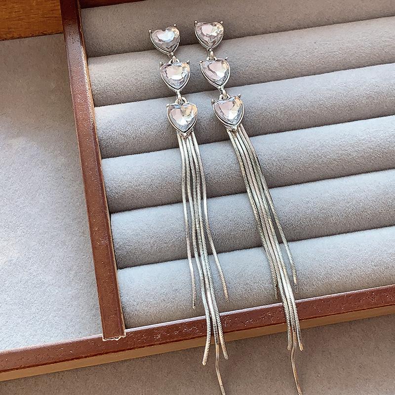 

Трендовые серьги-кисточки с бабочками и жемчугом на весну 2025 для женщин