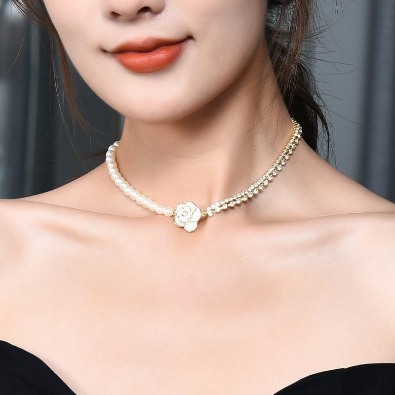 French Retro Camellia Pearl Necklace with Asymmetrical Rhinestone Chain – Elegant Neck Accessory