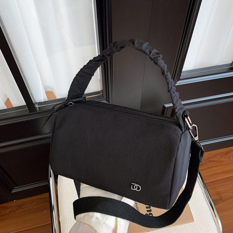 

Korean version of high-value Boston bag women s 2025 new niche shoulder messenger bag fashion casual pillow bag чорний