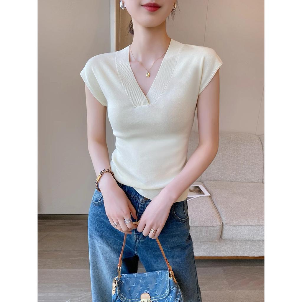 A New Summer V-neck, Fashionable and Stylish Short-sleeved, Form-fitting, Fly-sleeved Blouse with A Knitted Base Layer