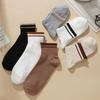 Einfache, trendige gestreifte Socken für Mädchen. Vielseitige, hochwertige, einfarbige Strümpfe. Weiche, atmungsaktive koreanische Sport-Mittelrohrsocken.
