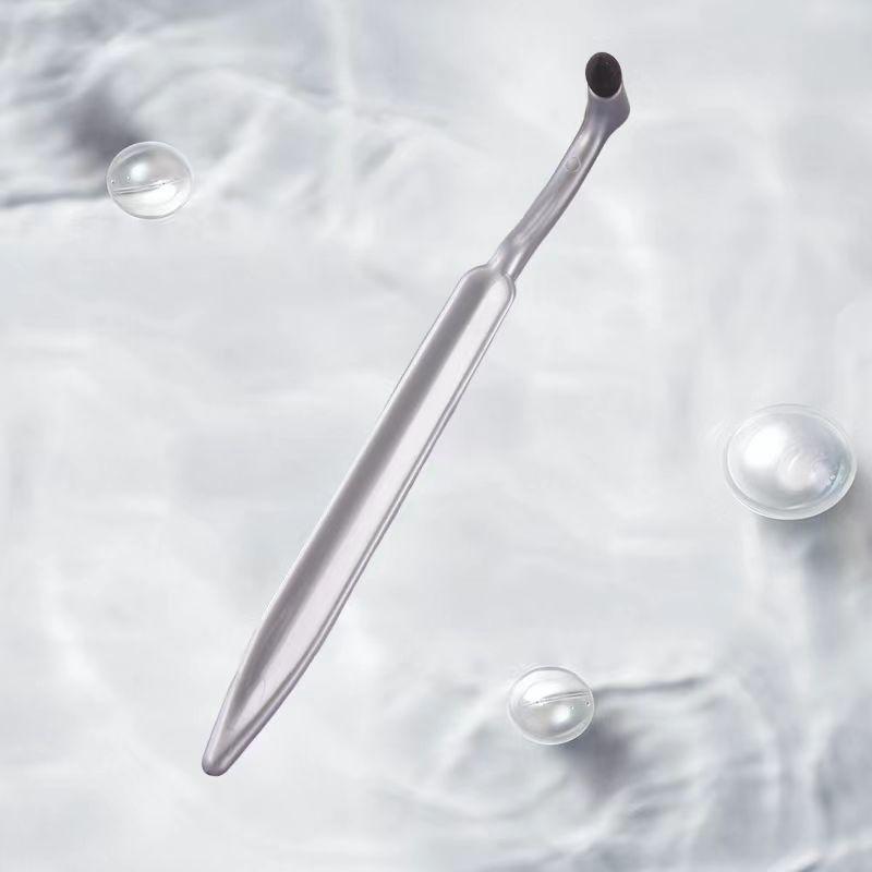 

L-образный очиститель для зубных щеток, оснащенный другими пластиковыми и силиконовыми щетинками, подходит для гигиены полости рта. серый