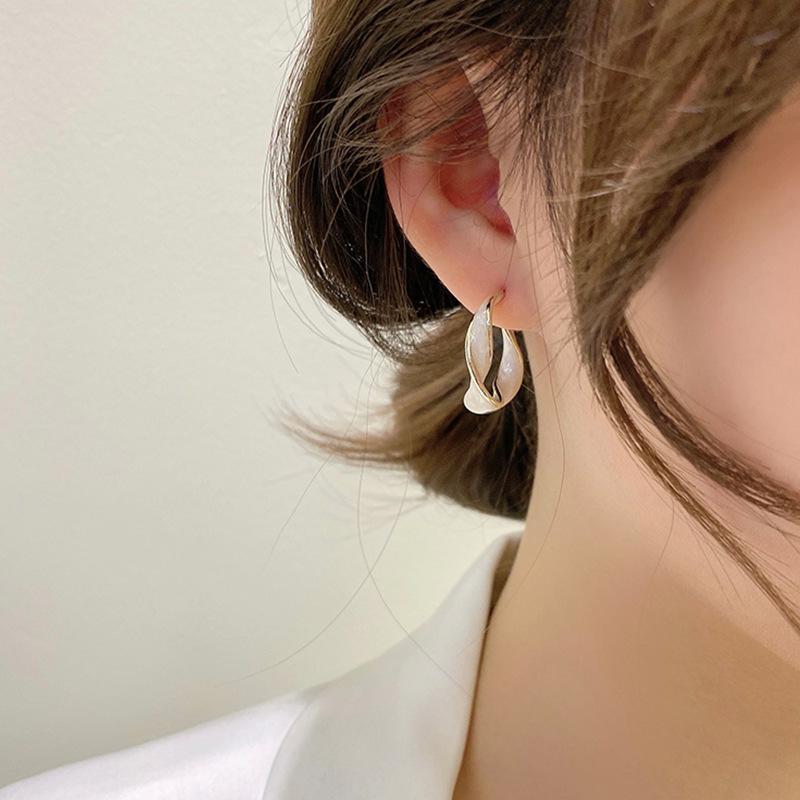 2025 Korean Retro Twist Metal Hoops: Trendy, Simple, and Elegant