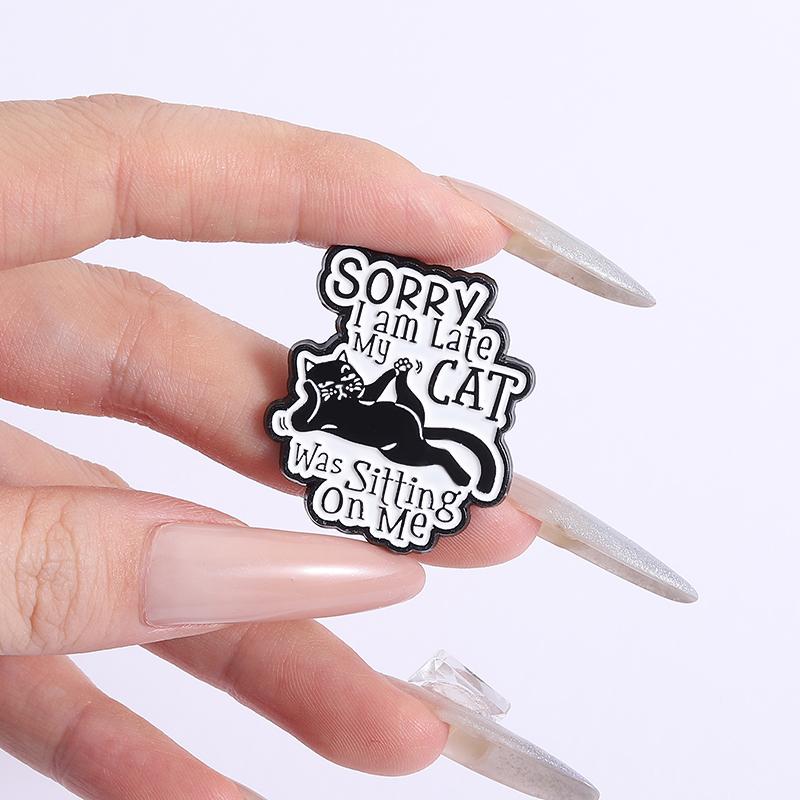 MEINE KATZE Saß Auf Mir Emaille-Anstecknadeln Benutzerdefiniert Niedliche Schwarze Katze Broschen Reversabzeichen Kleidung Tier Schmuck Geschenk für Freunde