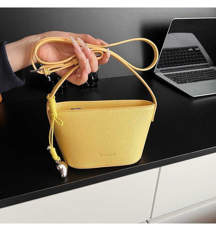

Niche fashion hand-carried bucket bag women s 2025 new Korean version of simple casual shoulder bag high-end trendy women s bag жёлтый