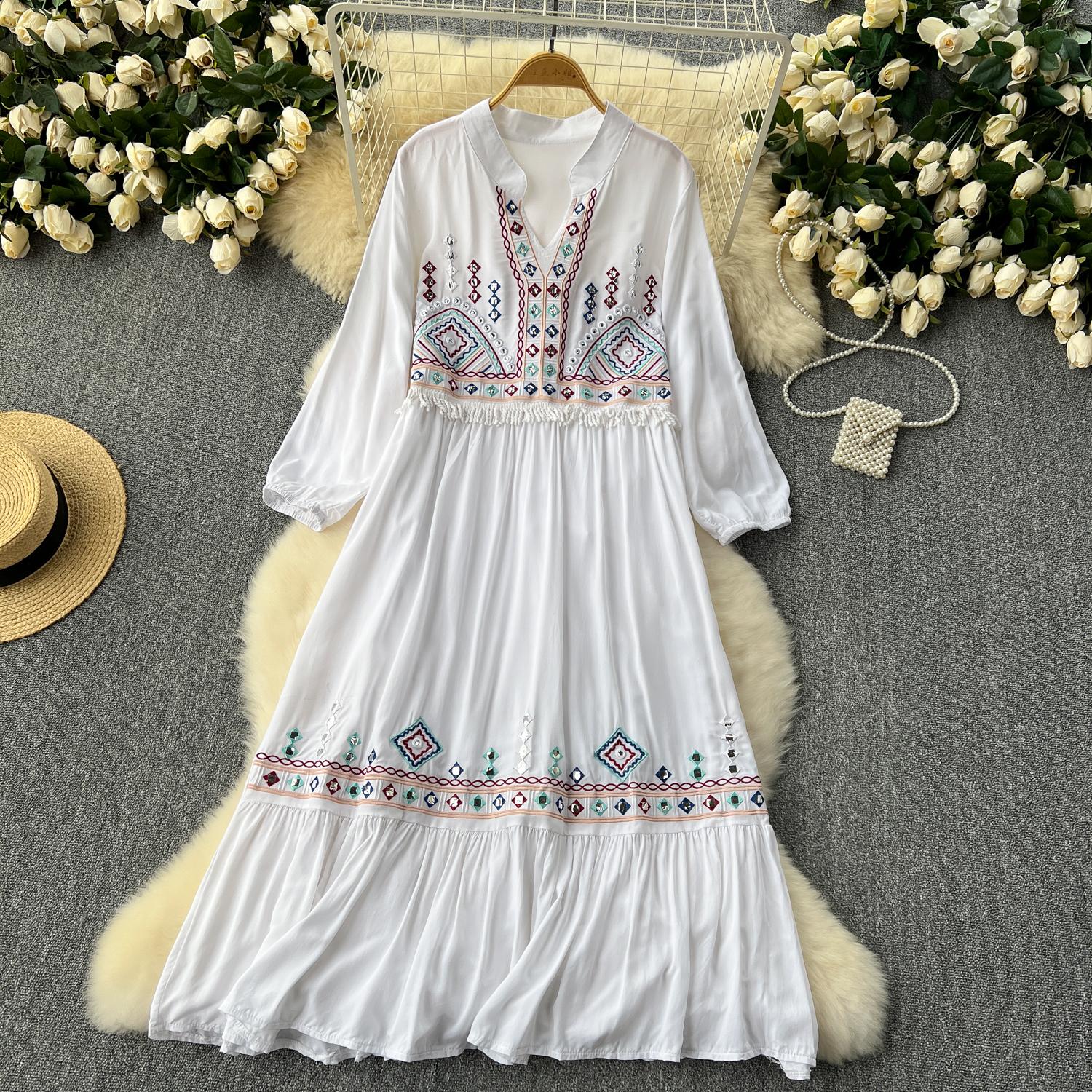 Свободные праздничные платья в этническом стиле с цветочной вышивкой — фото 8