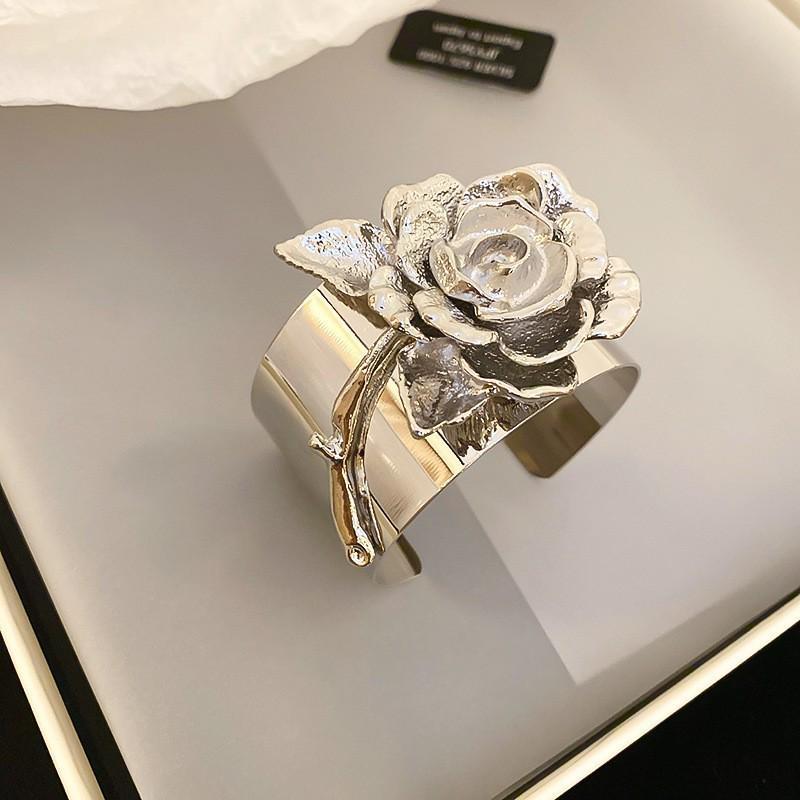 Elegant Retro Snake Twist Open Bangle: Luxurious Versatile Jewelry for Women