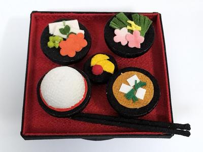 Takaraku Chirimen Kit Krepp Bastelset "Opfertisch"