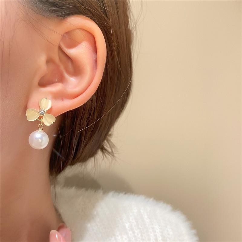 

Vintage Imitation Pearl Flower Stud Earrings Earrings For Wmen White Luxury Niche Designer Ladies Earrings Party Gift Accessorie