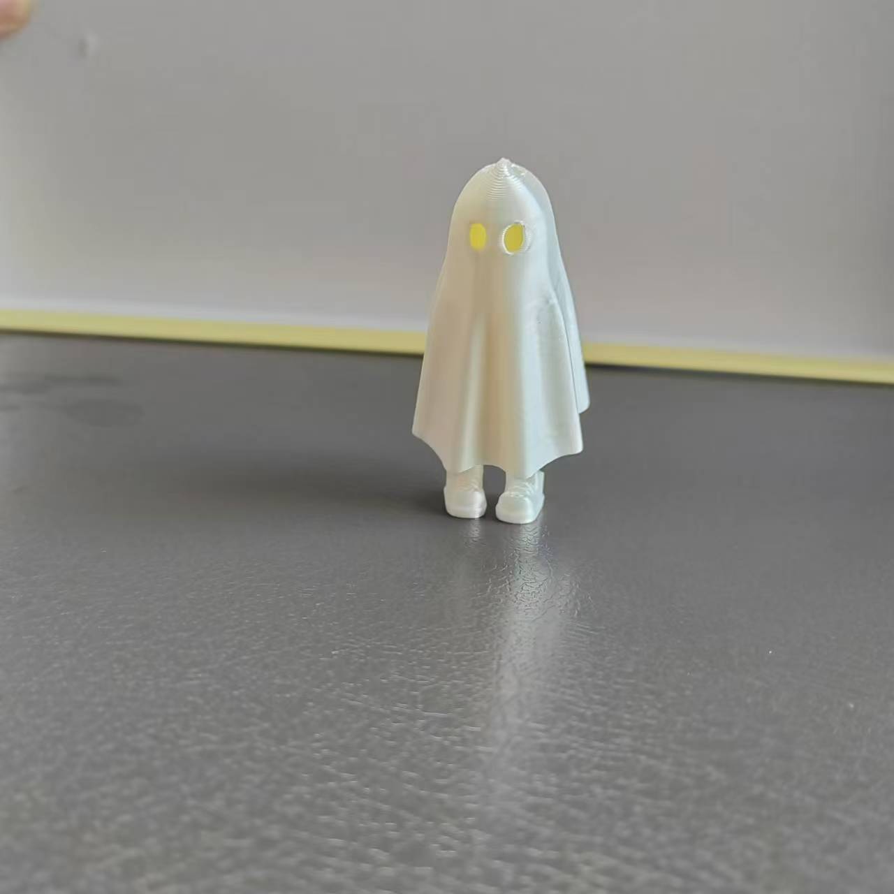 

2025 New Little Ghost Glowing Resin Ornament 3D Cute Stress Relief Toy Halloween Ghost Innovative Keychain