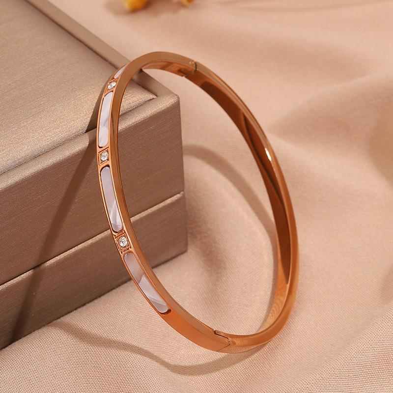 Hot-selling titanium steel bracelet, girls' high-end sense of fashion, popular light luxury in Europe and the United States, Gypsy star love diamond