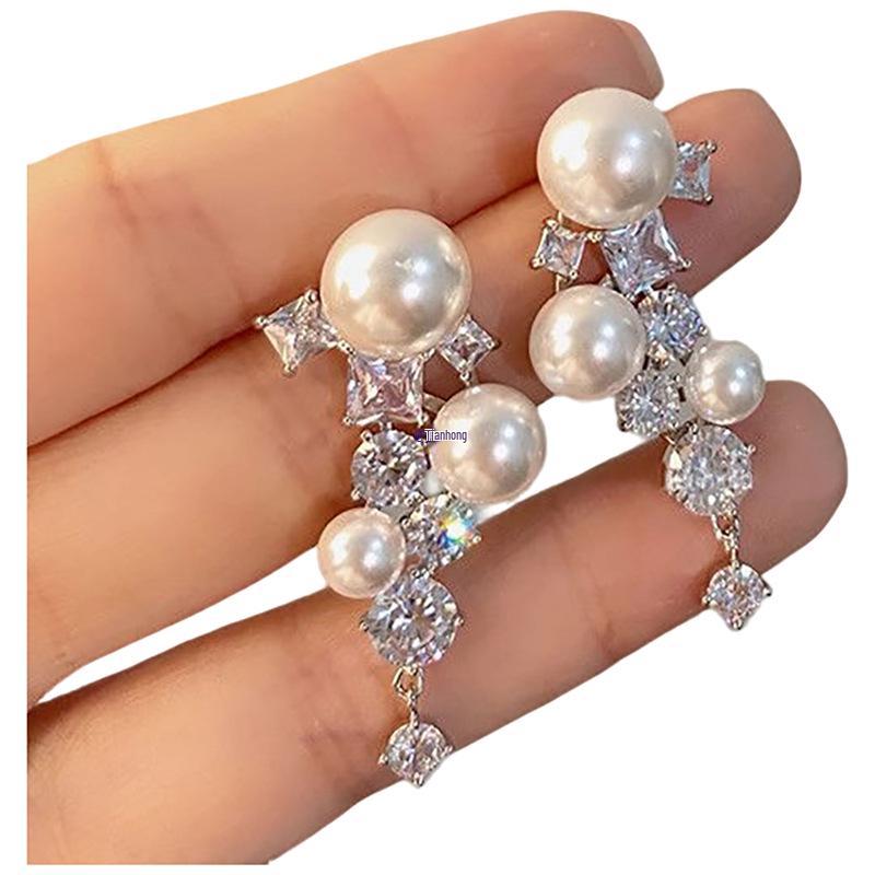 

Luxury Rhinestone Pearl Stud Earrings: Elegant Heavy-Work Design for a Sophisticated Touch