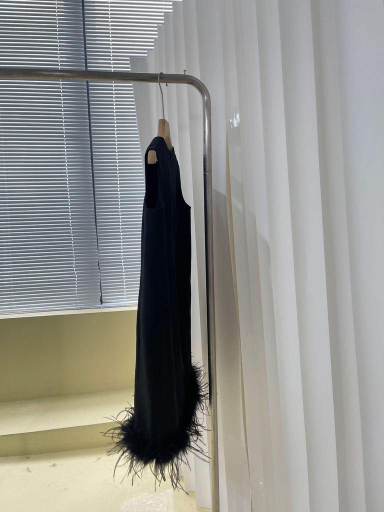 2023 Hepburn-Style Black Sleeveless Dress with Ostrich Feathers for Summer