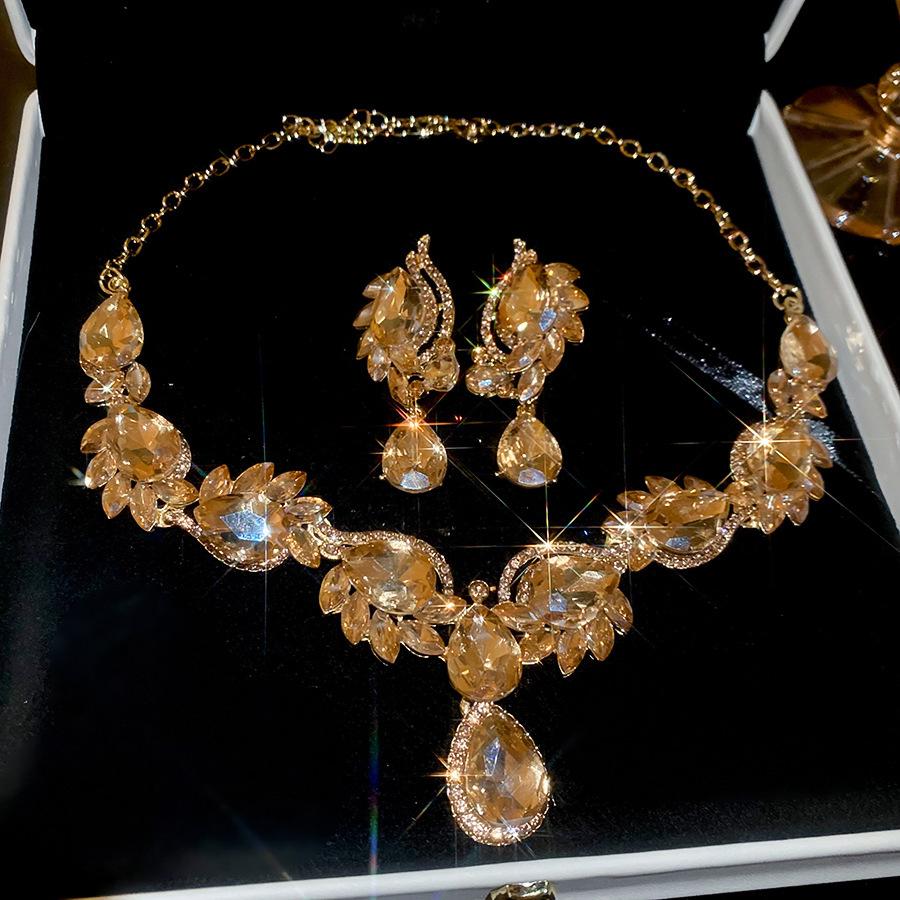 

Комплект ожерелья и серег с подвеской в виде капли воды, инкрустированной цирконами, французский ретро-темперамент, легкая роскошь, высококлассные цирконовые комплекты для женщин