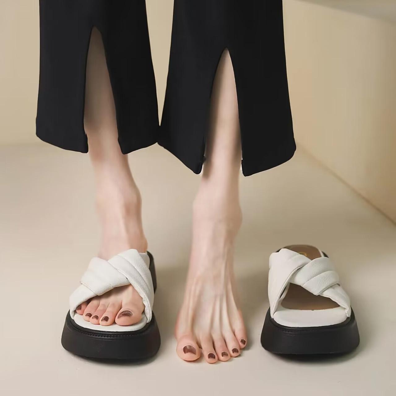 

Foreign trade large size fashion outer wear one-word drag women in the summer of 2025 new thick-bottomed casual solid color sandals 35