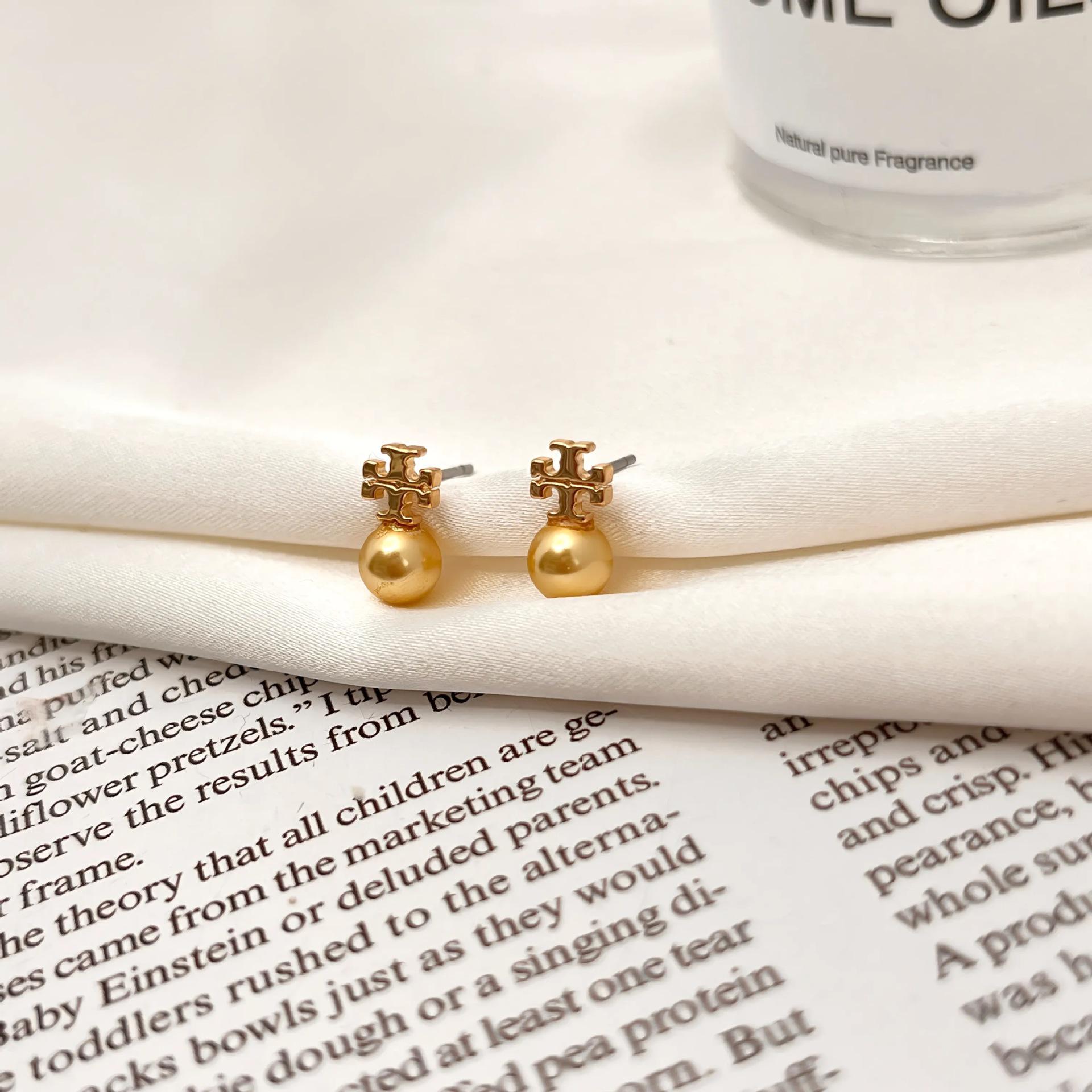 

European-American 3D Metal Freshwater Pearl Stud Earrings - Elegant & Luxurious Socialite Style