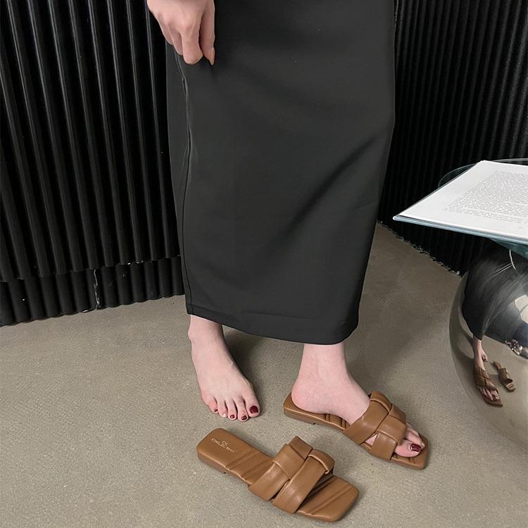 This design is amazing! Open-toed square-headed woven flat-bottomed slippers for women's wear 2025 summer soft-bottomed beach sandals