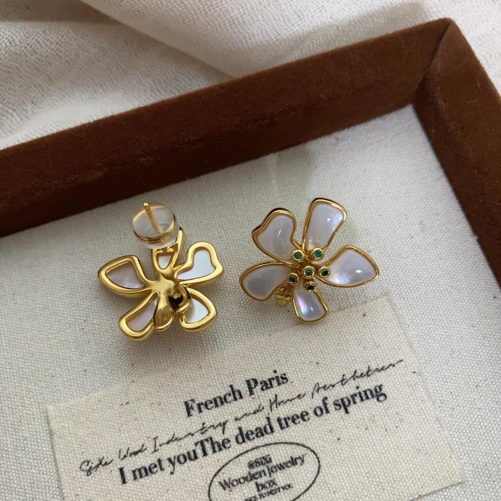 White Shell Flower Stud Earrings, High-End Simple Petals, Small Fresh And Gentle French Light Luxury Romantic Earrings