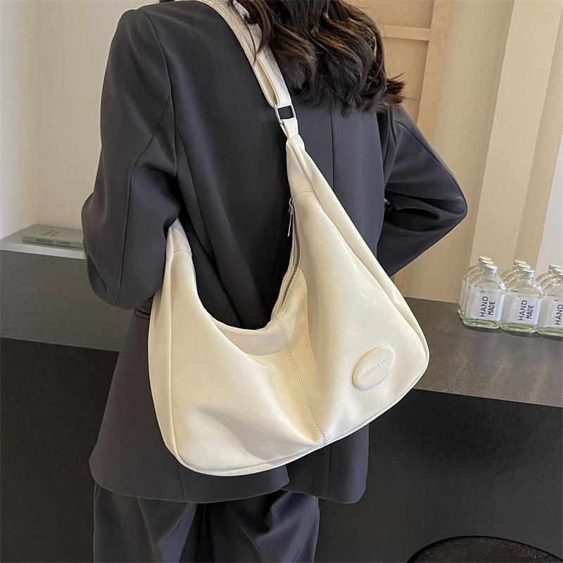 Large-capacity underarm bag women's 2025 new versatile fashion tote bag commuting to work oblique shoulder bag