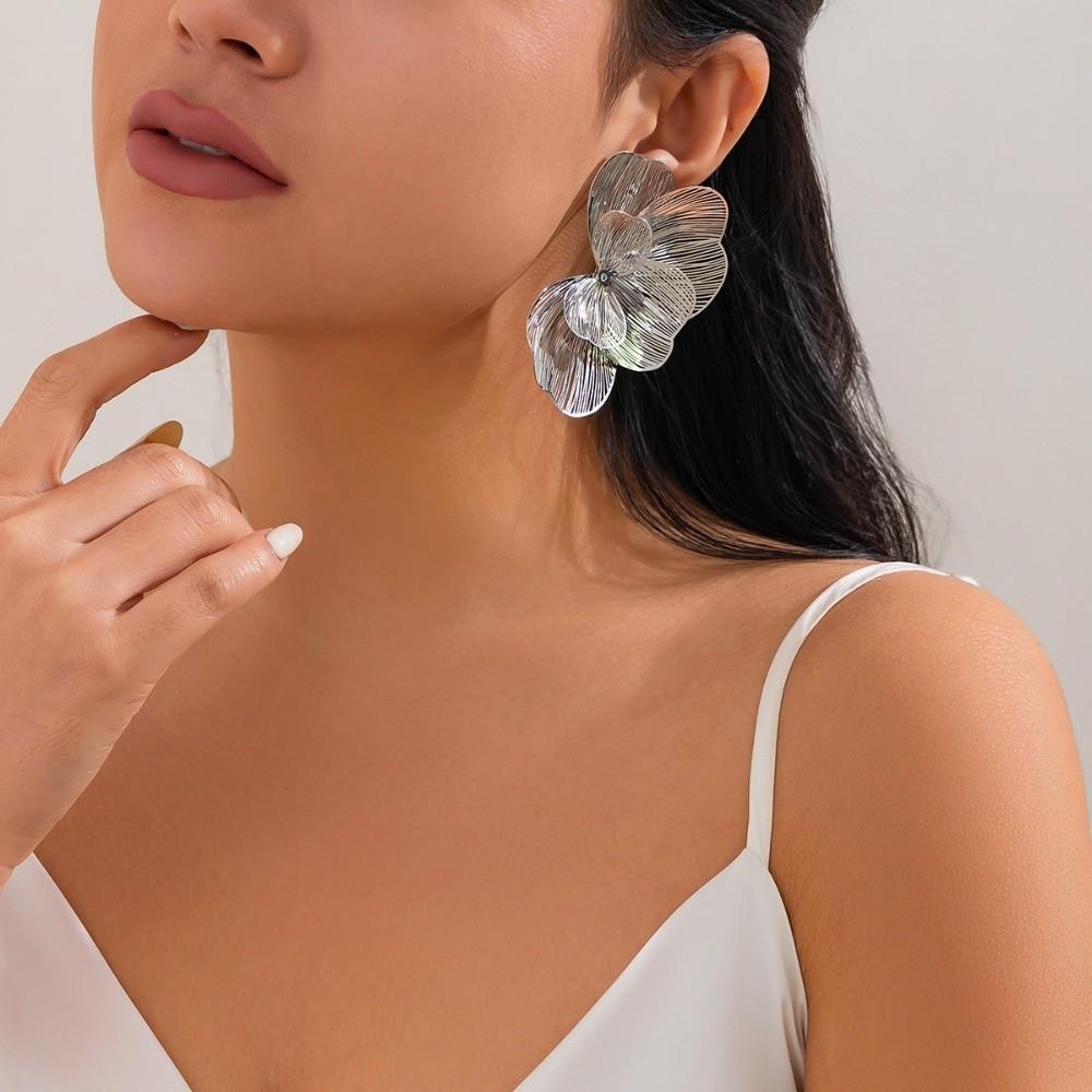 Elegant Golden Flower Stud Earrings Light Luxury Metal Earrings Hollow Flower Earrings  Party