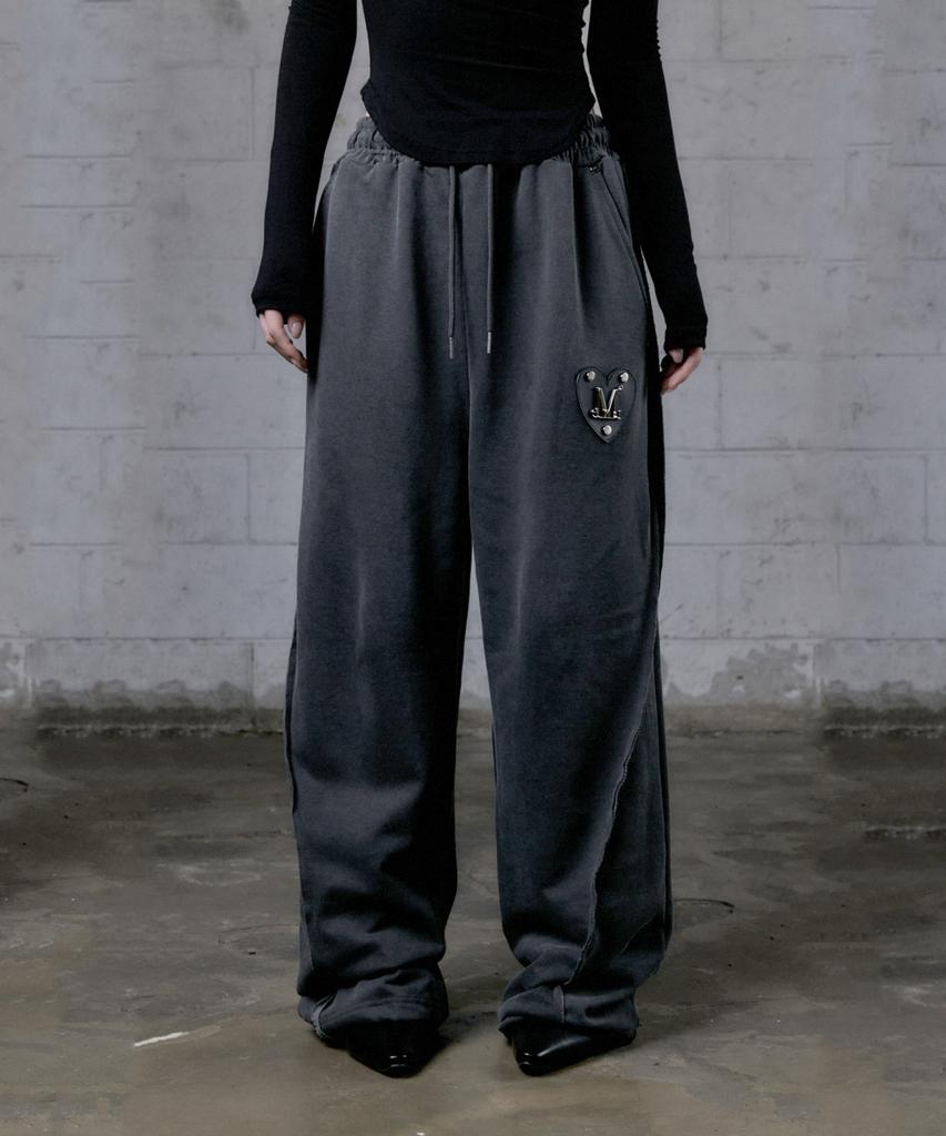 MUCENT Locke Setup Metal Logo Cutoff Pigment Sweatpants Unisex