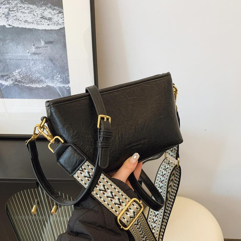 

Fashion woven shoulder strap small bag women s autumn and winter new simple bucket bag casual commuting solid color messenger bag чёрный