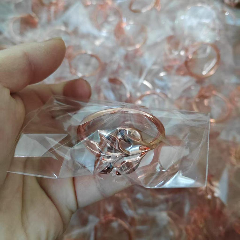 Leaf-Shaped Sparkling Napkin Rings - Tableware Decor