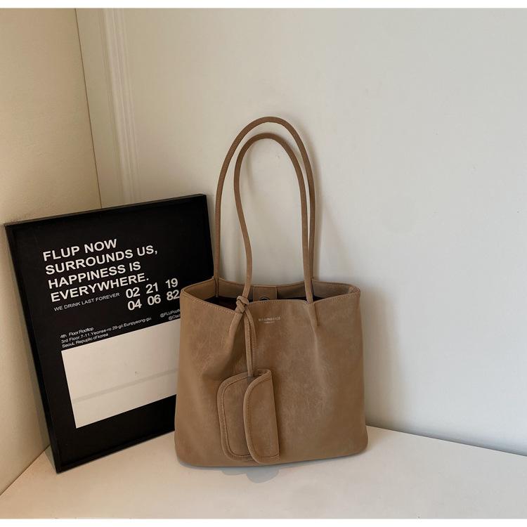 

Retro fashion textured tote bag women s bag 2025 new casual large-capacity shoulder bag commuter armpit bag хаки