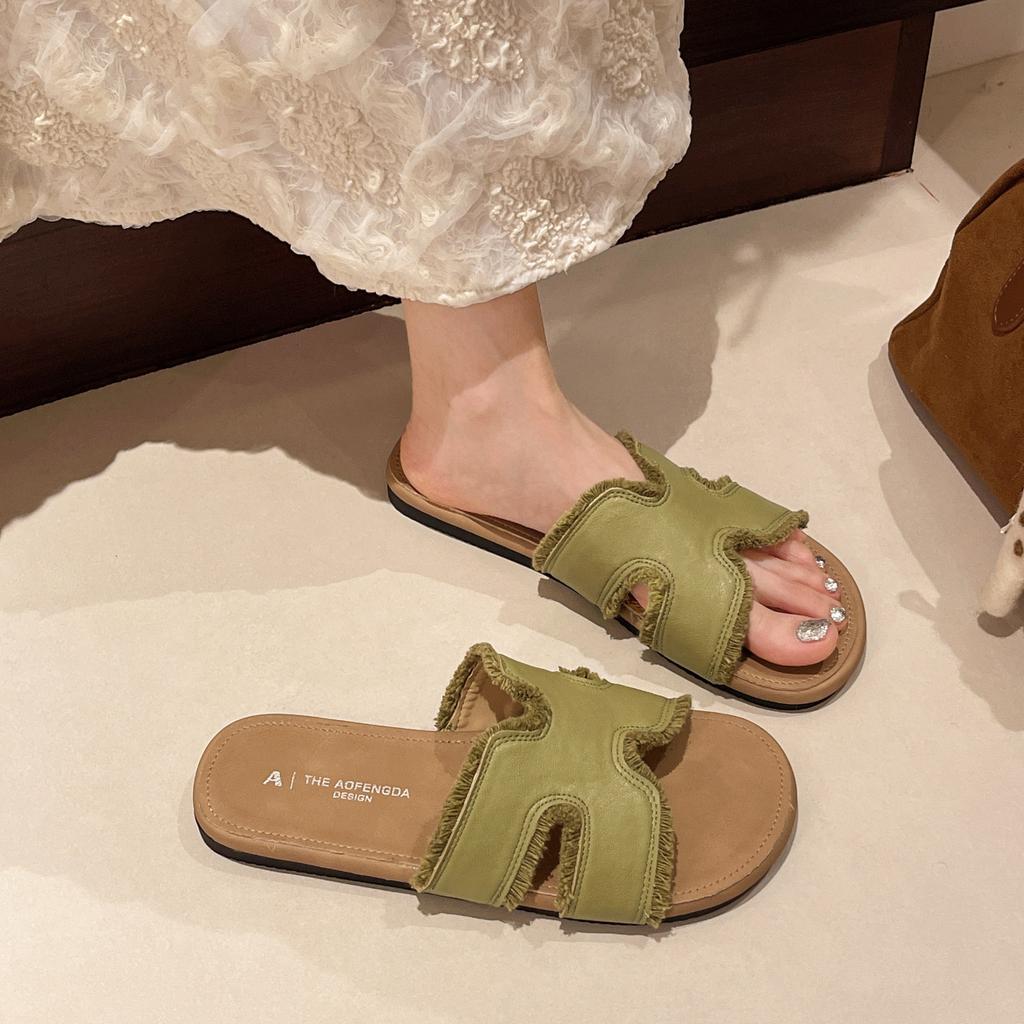 Flat bottom one-word shoes women's summer wear 2025 new models with skirts French casual versatile Internet celebrity fringed cool slippers
