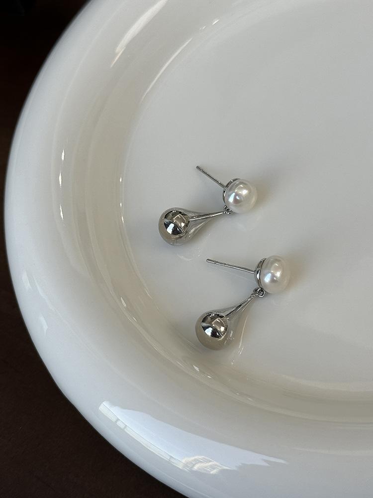 

Light luxury high-end natural pearl smooth water drop earrings niche unique new explosion