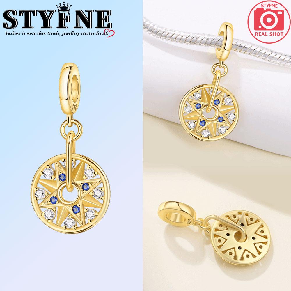 Drehbarer Nachtmützenanhänger aus Kupfer in Gold mit niedlichen Sternen und Monden – ein originelles Schmuckstück für Damen und Mädchen.