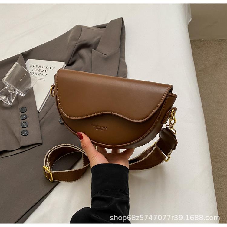 Autumn and winter 2025 new high-end bag women's popular one-shoulder underarm bag niche wide shoulder strap crossbody dumpling bag