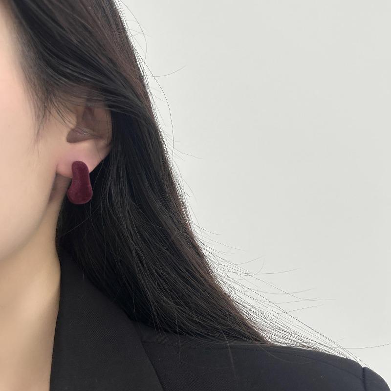Simple Geometric Heart-Shaped Flocking Stud Earrings, Autumn And Winter Temperament Versatile, High-End Atmosphere, Personalized Fashion Earrings